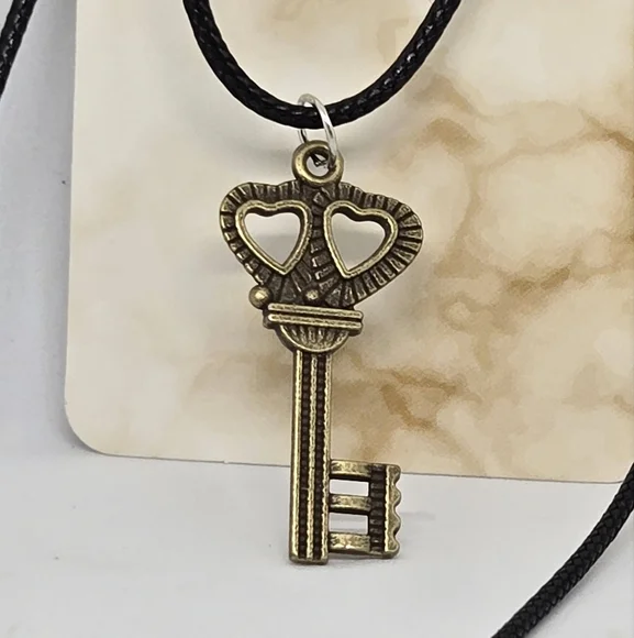 SOLD 🚨KEY PENDANT NECKLACE - Picture 3 of 3